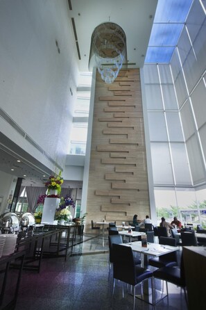 حيث تُقدم وجبات الإفطار، الغداء، العشاء، تناول الطعام في الهواء الطلق