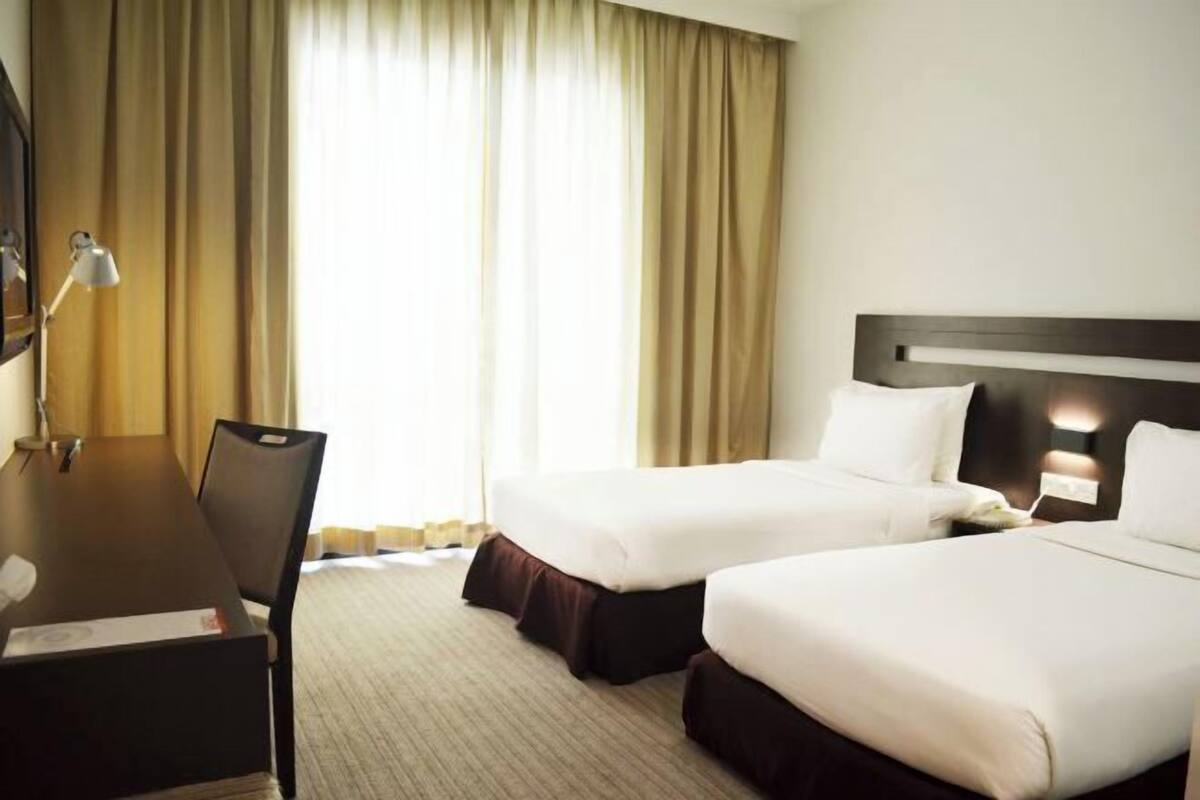 Minibar, in-room safe, desk, iron/ironing board