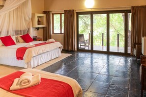 Minibar, caja de seguridad en la habitación y decoración personalizada 