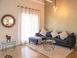 Minibar, in-room safe, individually decorated, desk - Bushriver Lodge (Hoedspruit)