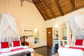 Kolmen hengen comfort-huone | Minibaari, tallelokero huoneessa, yksilöllisesti sisustettu, työpöytä