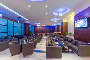 2 bars/lounges