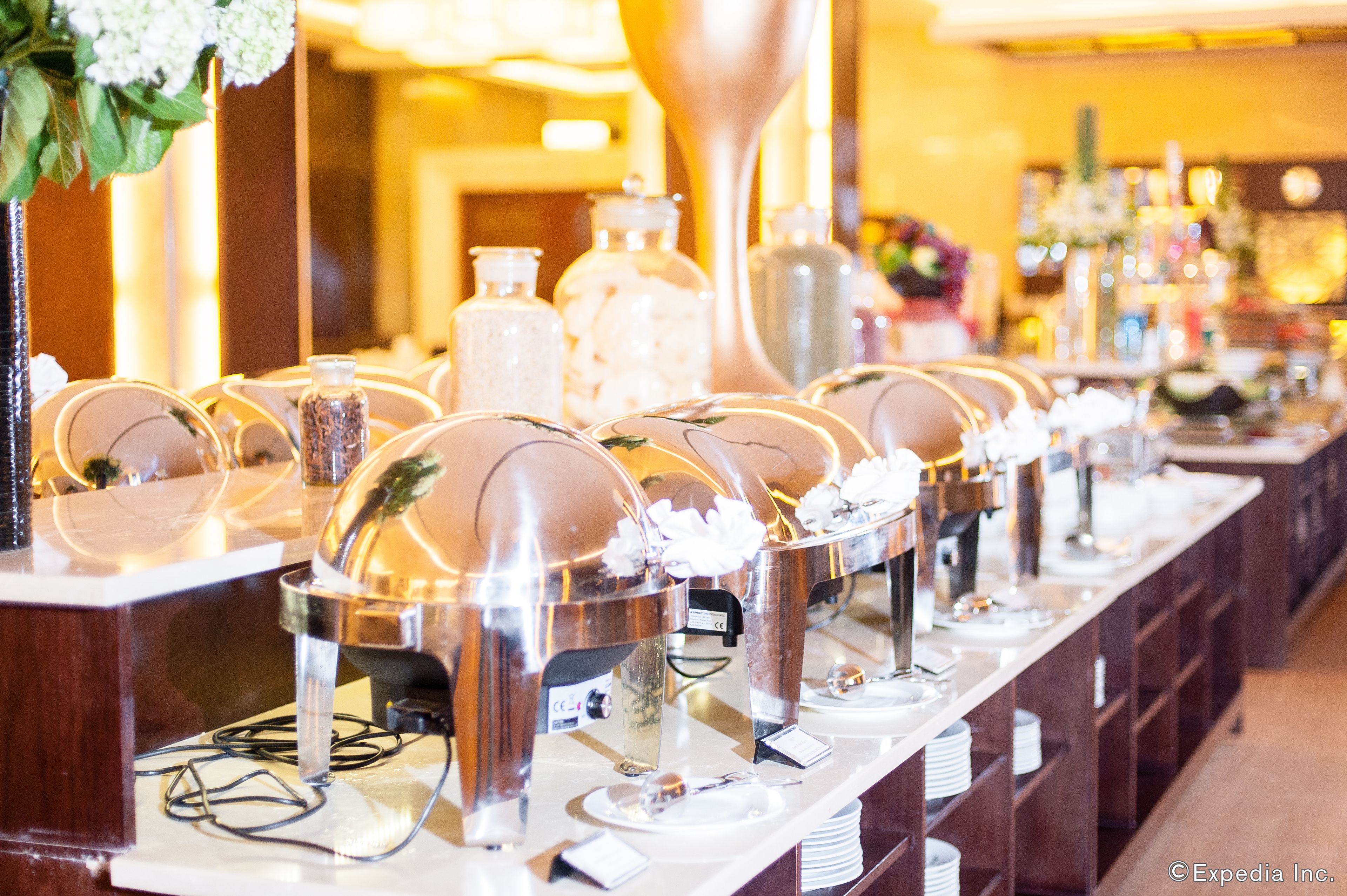Een buffetopstelling met meerdere voedseldispensers en diverse toevoegingen.