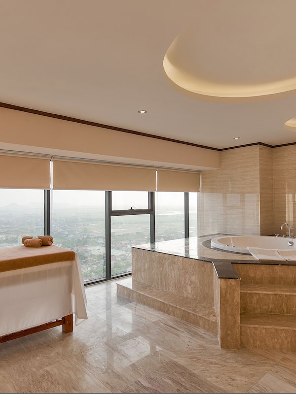 Sauna, hot tub, steam room, body treatments, hydrotherapy