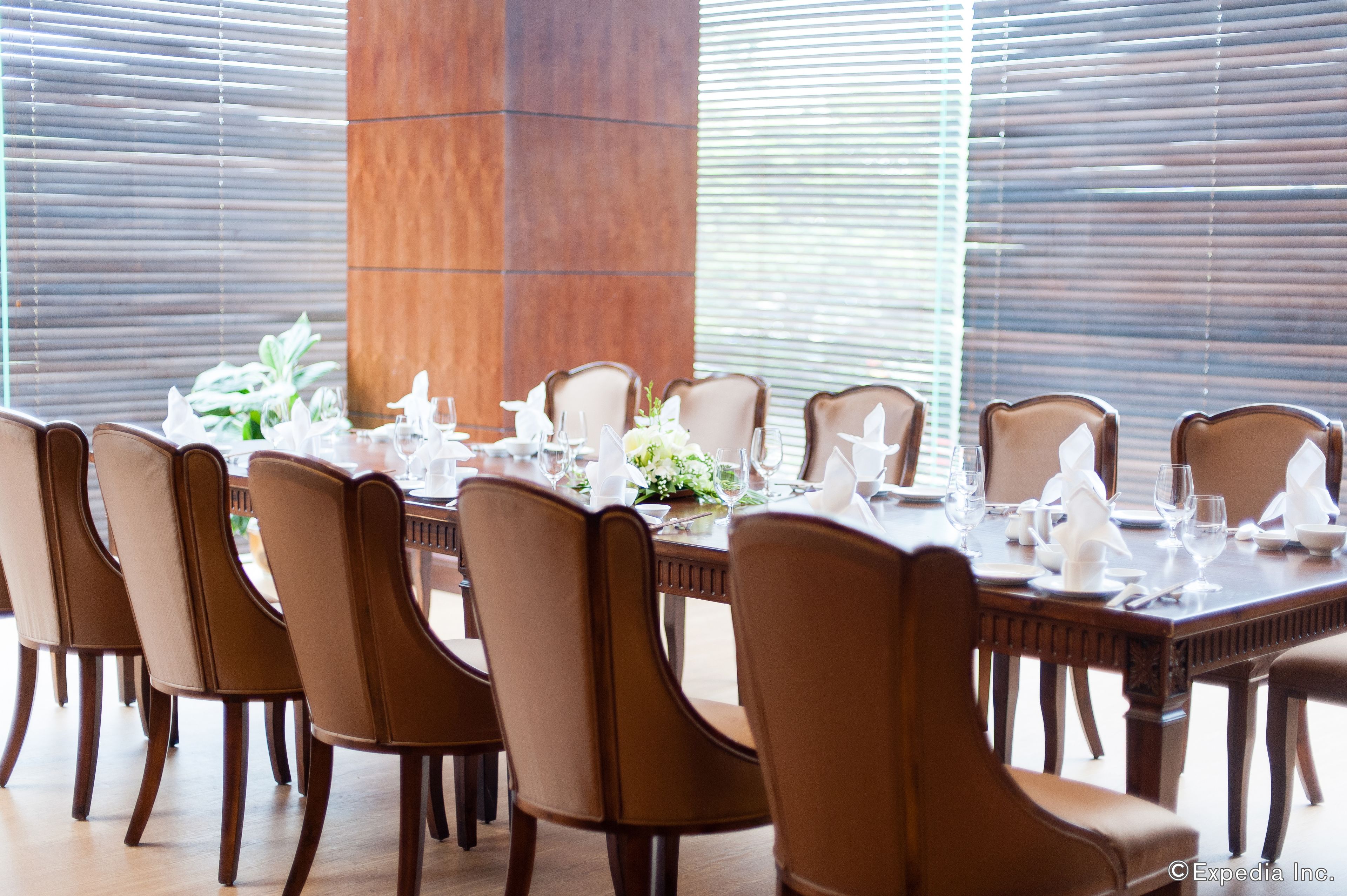 2 restaurants, breakfast, lunch, dinner served; vietnamese cuisine