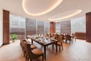 2 restaurants servant le petit déjeuner, le déjeuner et le dîner