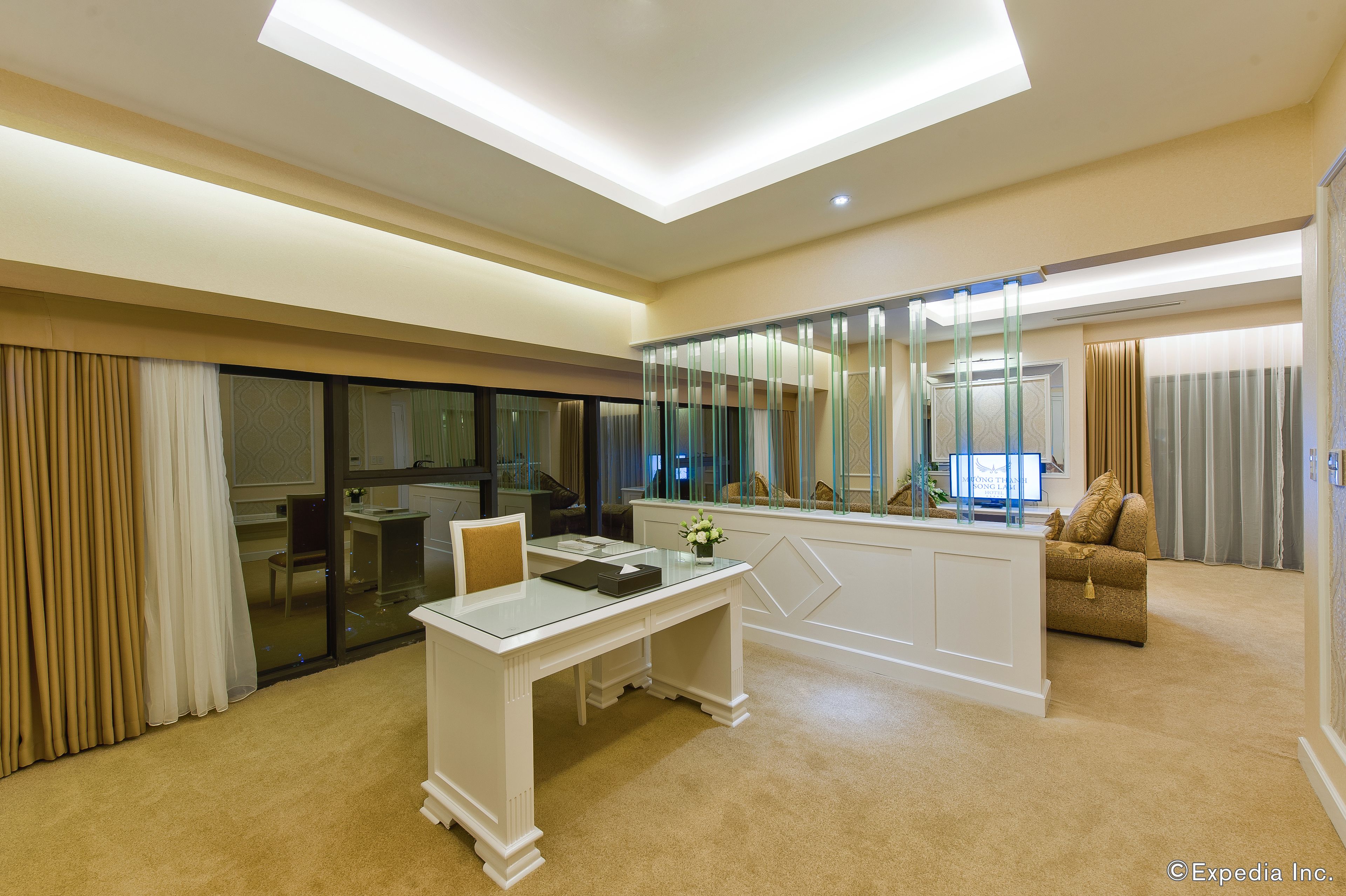 40-inch lcd tv with satellite channels, tv