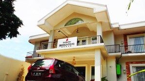 A two-story building with a sign reading "SoFyanian SRIGUNTING BOGON". - SofyanInn Srigunting (Bogor)