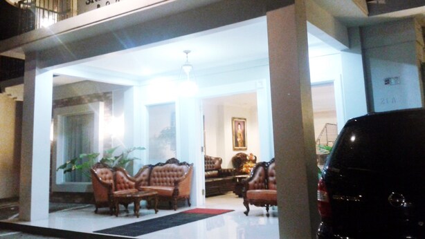 A hotel entrance with a sign reading "Sofyan/An SRI GUNTING". - SofyanInn Srigunting (Bogor)
