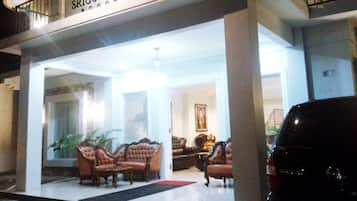 Bagian depan properti - sore/malam
