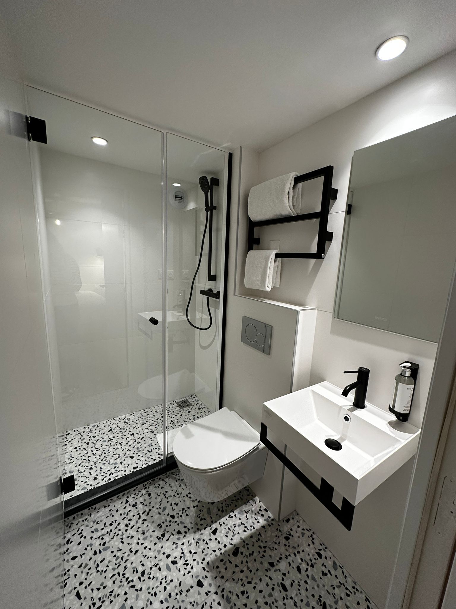 Standard-Einzelzimmer | Badezimmer | Kostenlose Toilettenartikel, Haartrockner, Handtücher