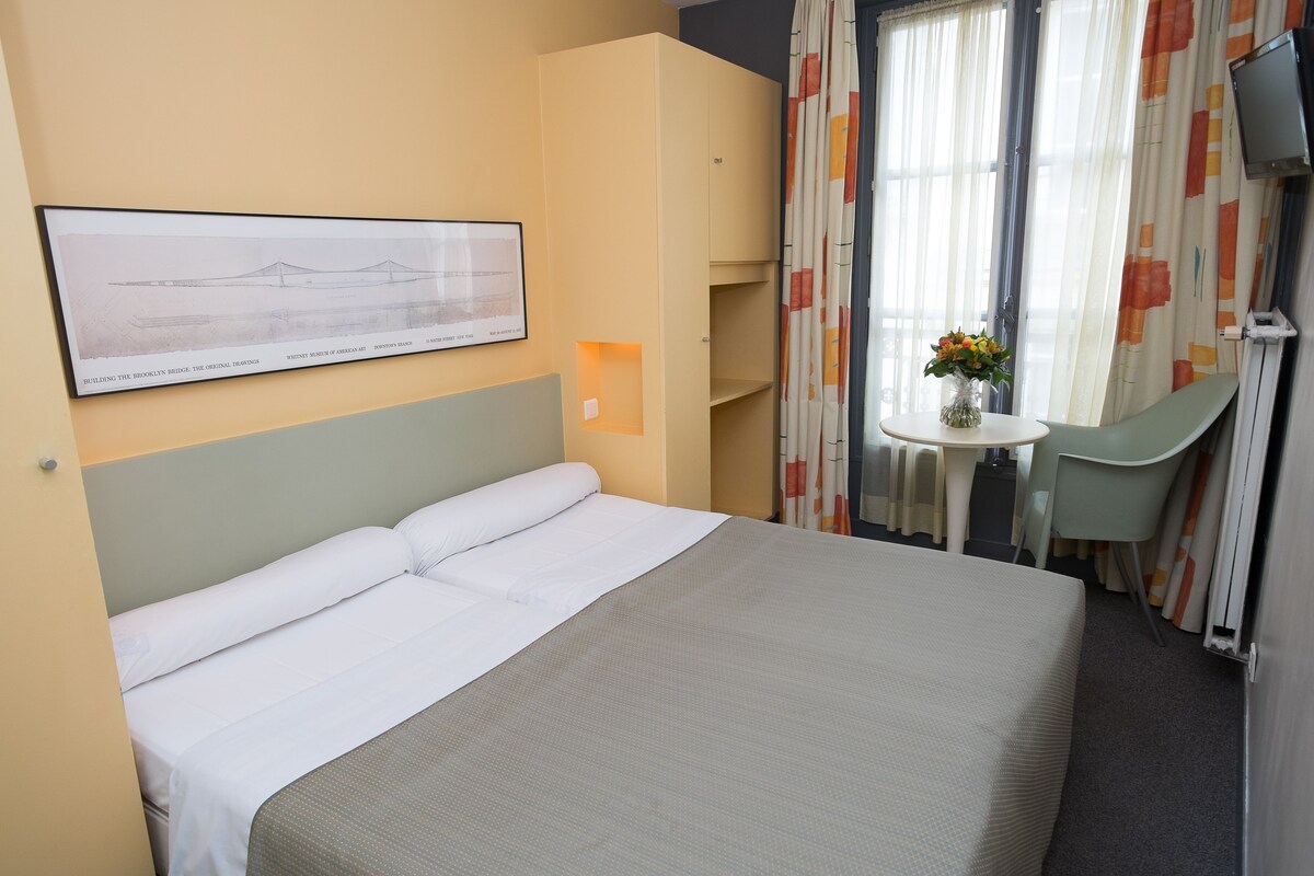 Frette Italian sheets, in-room safe, desk, soundproofing