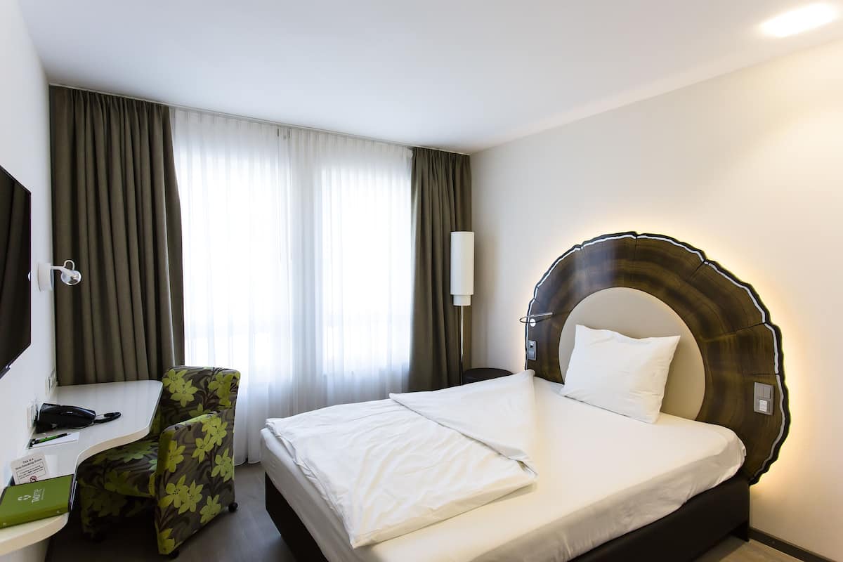 Single Room | Hypo-allergenic bedding, free minibar, in-room safe, desk