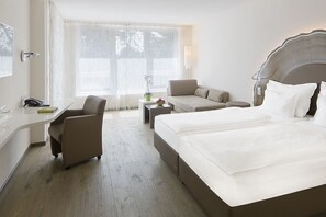 Hypo-allergenic bedding, free minibar, in-room safe, desk - TAOme Feng Shui Stadthotel Breisgau (Emmendingen)