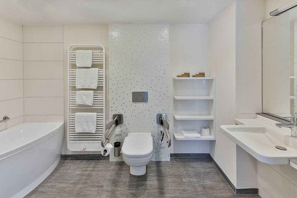 city suite, accessible | bathroom | shower, hair dryer, towels