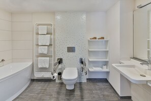 Kaupunkisviitti, esteetön | Kylpyhuone | Suihku, hiustenkuivaaja, pyyhkeet