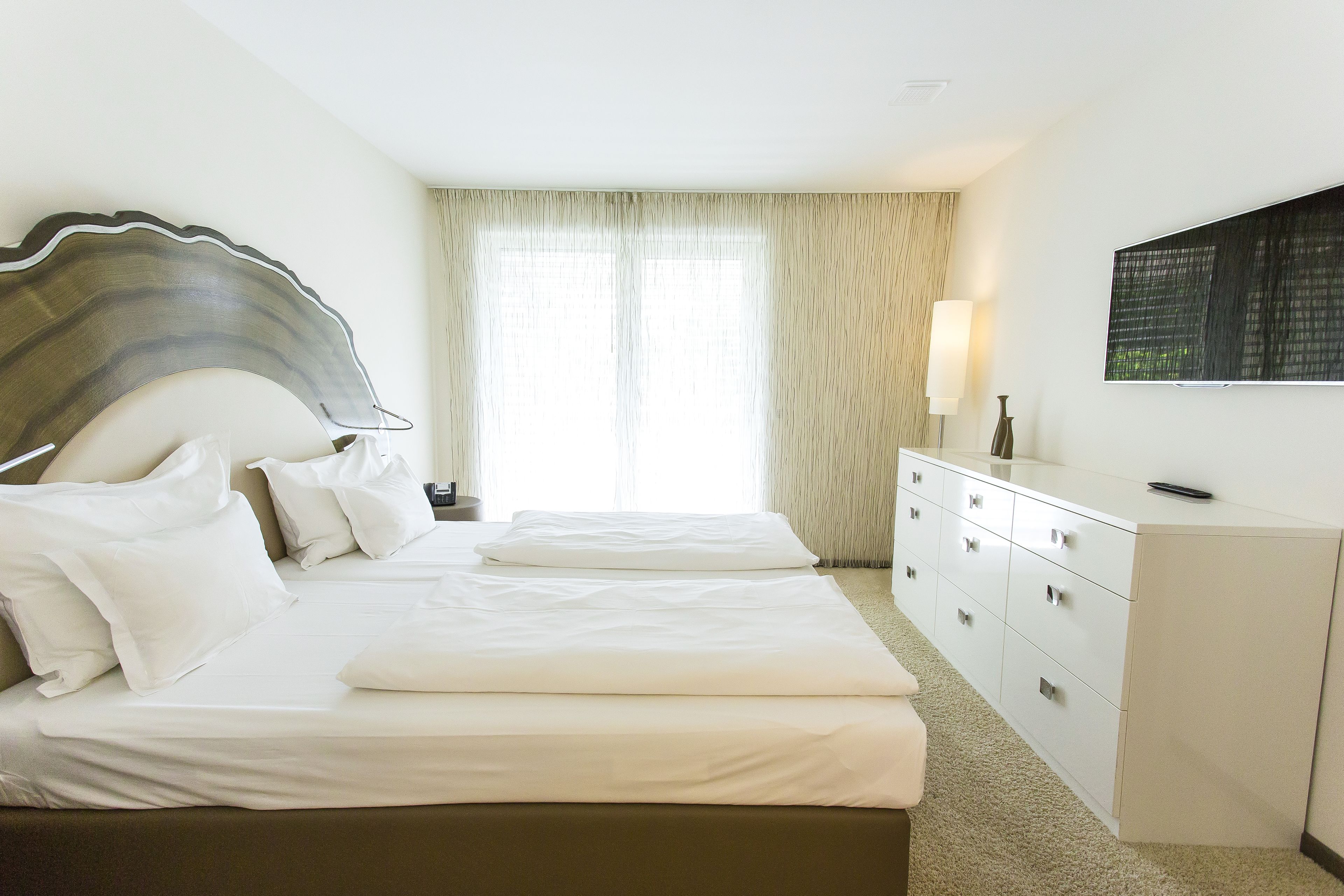 hypo-allergenic bedding, free minibar, in-room safe, desk