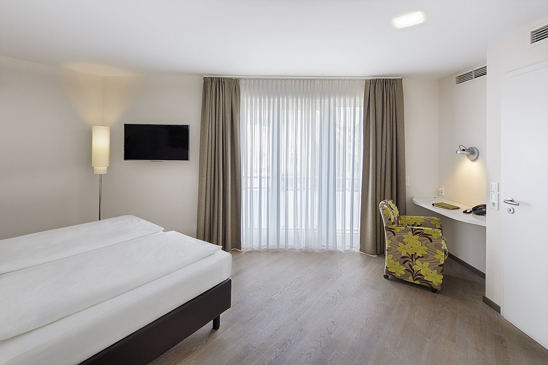 hypo-allergenic bedding, free minibar, in-room safe, desk