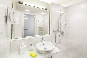 Ropa de cama hipoalergénica y minibar con artículos gratuitos