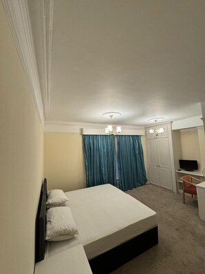 Escritorio, tabla de planchar con plancha, wifi gratis y ropa de cama 