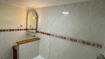 Amenidades de baño gratuitas, secadora de cabello, toallas, jabón