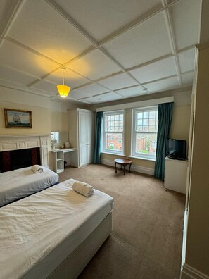 Escritorio, tabla de planchar con plancha, wifi gratis y ropa de cama 