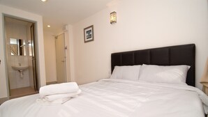 A hotel room with a bed, a bathroom, and a nightstand. - Hotel A-One (Kuala Lumpur)