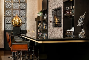 Piano-bar, vue sur la piscine, ouvert tous les jours