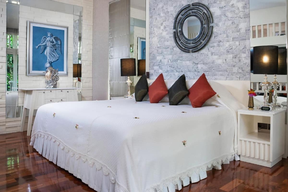 Luxe beddengoed, pillowtop-bedden, een minibar, een kluis op de kamer