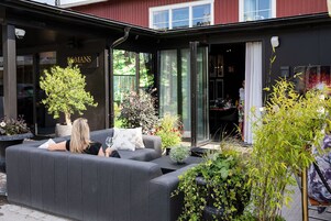 供应早餐、午餐和晚餐