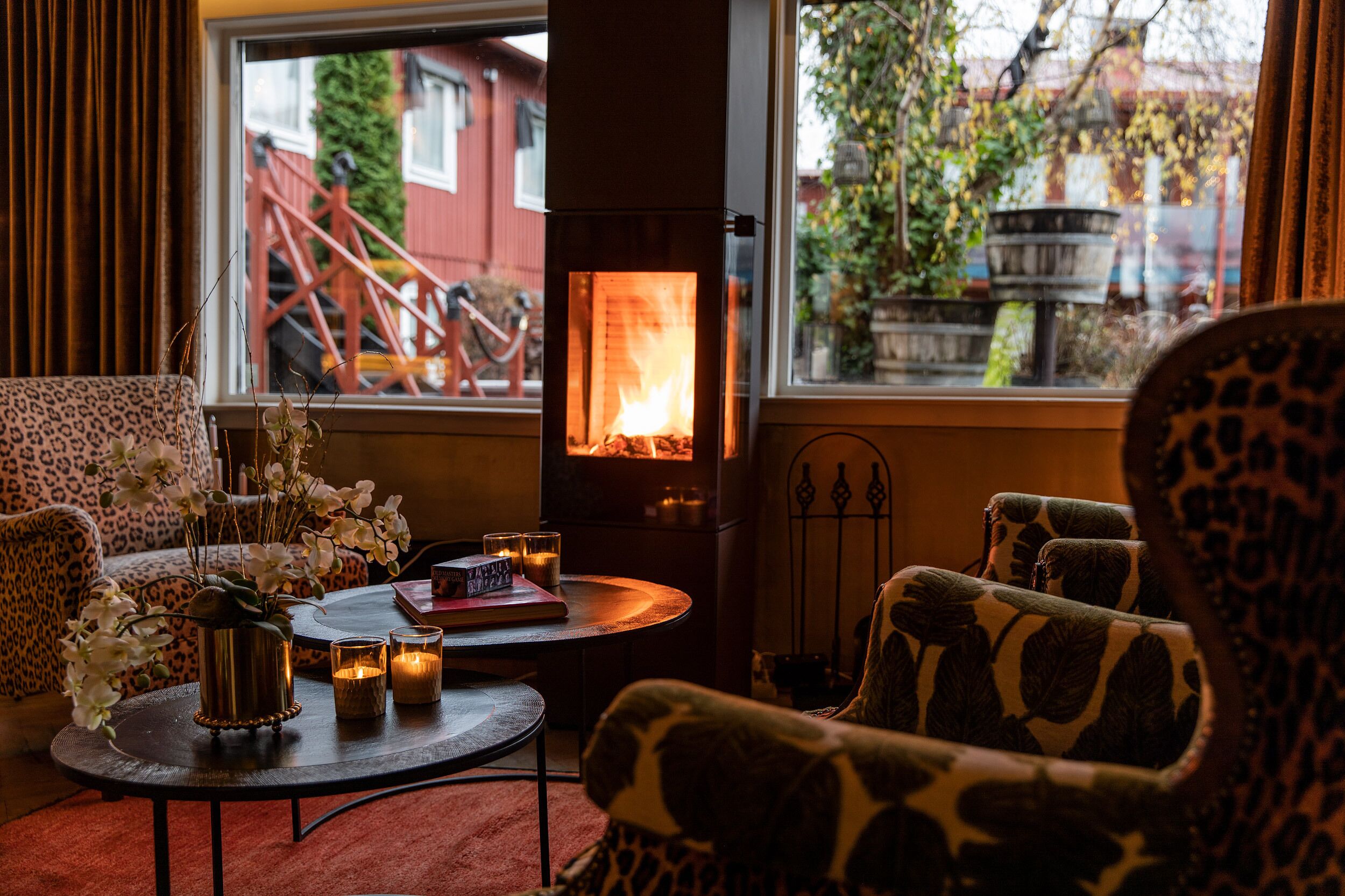 breakfast, lunch and dinner served