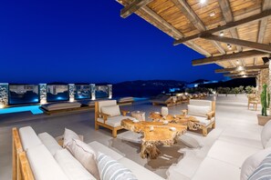 Villa, 7 Bedrooms, 2 Private pools, Sea View | Κλινοσκεπάσματα υψηλής ποιότητας, χρηματοκιβώτιο στο δωμάτιο 