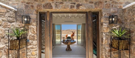 Vista frontal de la propiedad