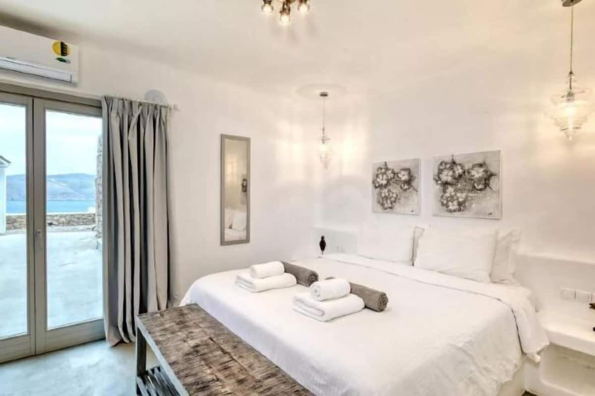 Premium bedding, in-room safe, individually decorated