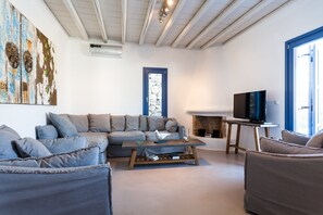 Vil·la, 4 dormitoris, piscina privada, vistes al mar | Sala d'estar | Televisor LCD de 17 polzades amb canals per satèl·lit i televisor