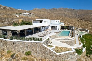 Villa, 7 Bedrooms, 2 Private pools, Sea View | Κλινοσκεπάσματα υψηλής ποιότητας, χρηματοκιβώτιο στο δωμάτιο 