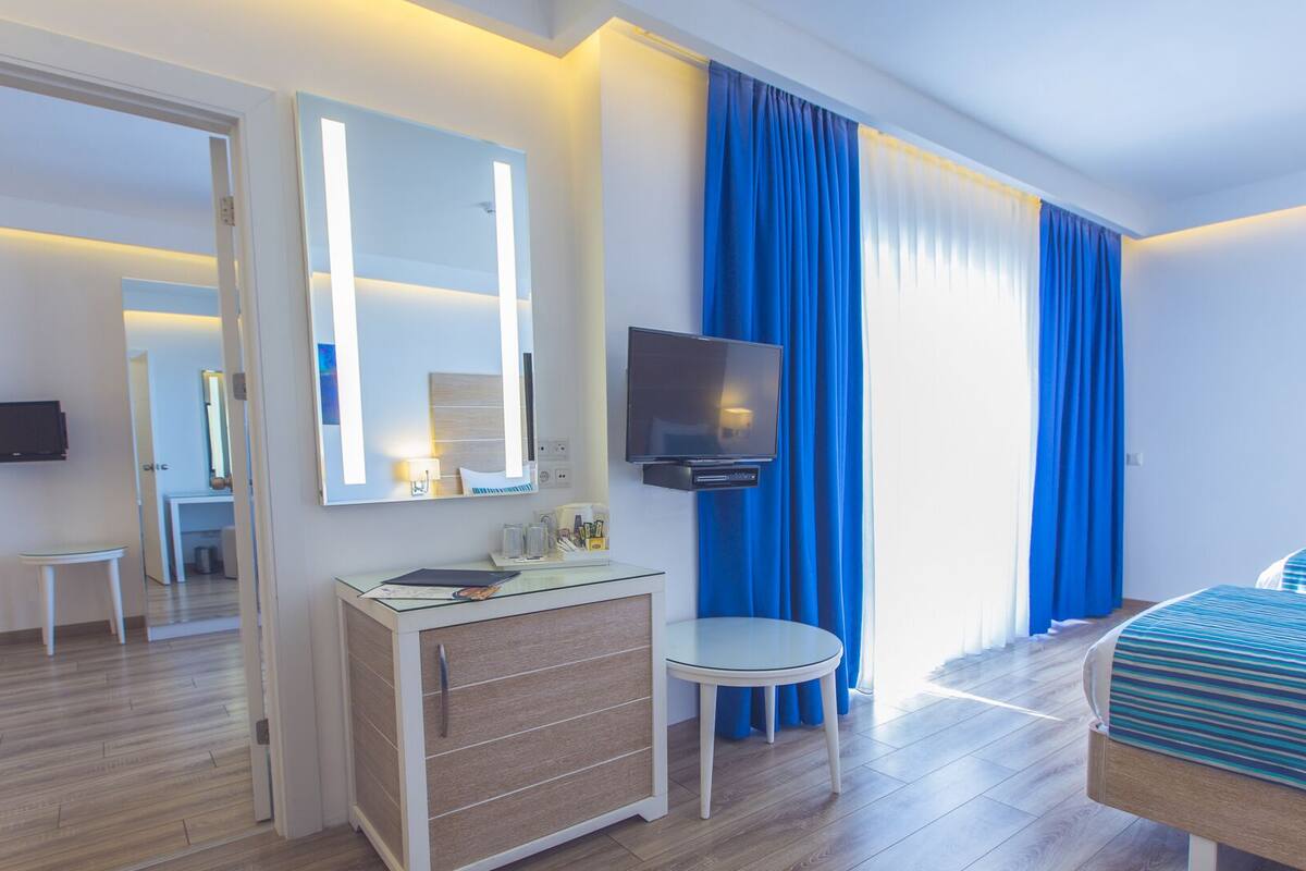 Minibar, in-room safe, soundproofing, free WiFi