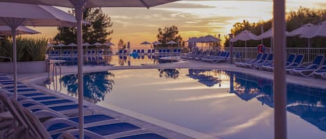 Piscine couverte, 5 piscines extérieures, parasols de plage