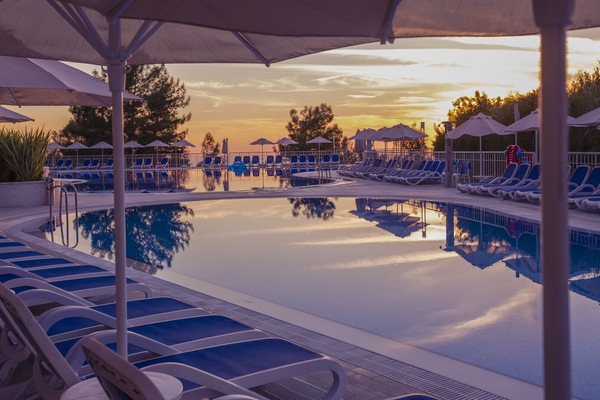 Indoor pool, 5 outdoor pools, pool umbrellas, sun loungers