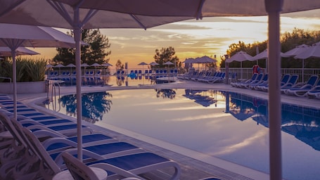 Una piscina techada, 5 piscinas al aire libre, sombrillas