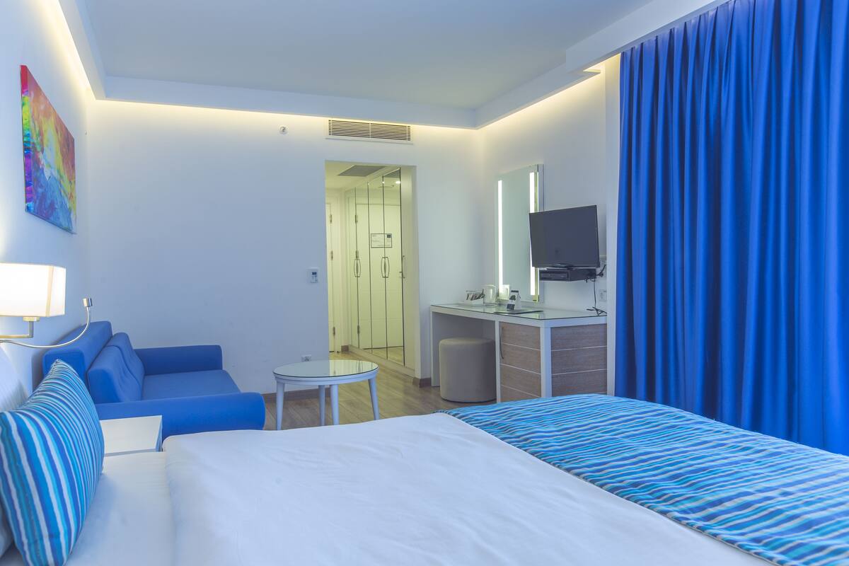 Minibar, in-room safe, soundproofing, free WiFi