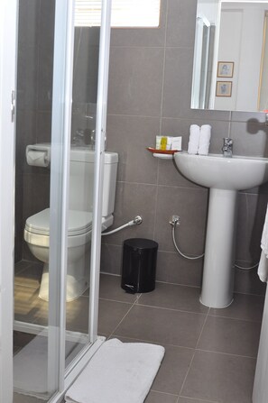 Shower, free toiletries, hair dryer, towels - Comfort@15 Hotel Colombo (Colombo)