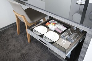 Minibar gratis, brankas, meja kerja, dan ruang kerja ramah laptop