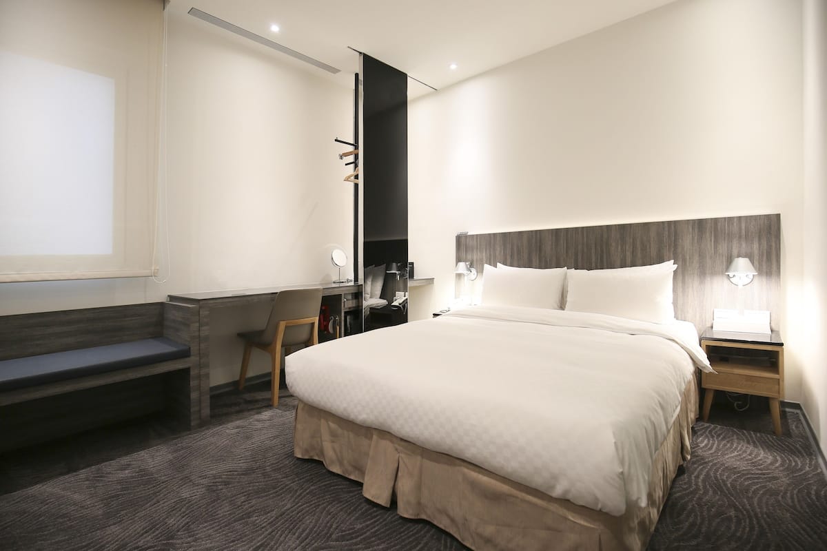 Business Room, 1 Double Bed (no special view) | Free minibar, in-room safe, desk, laptop workspace