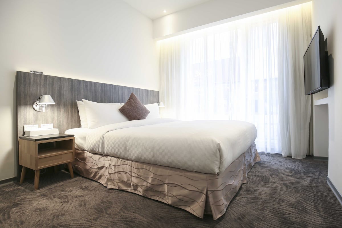 Standard Room, 1 Double Bed | Free minibar, in-room safe, desk, laptop workspace