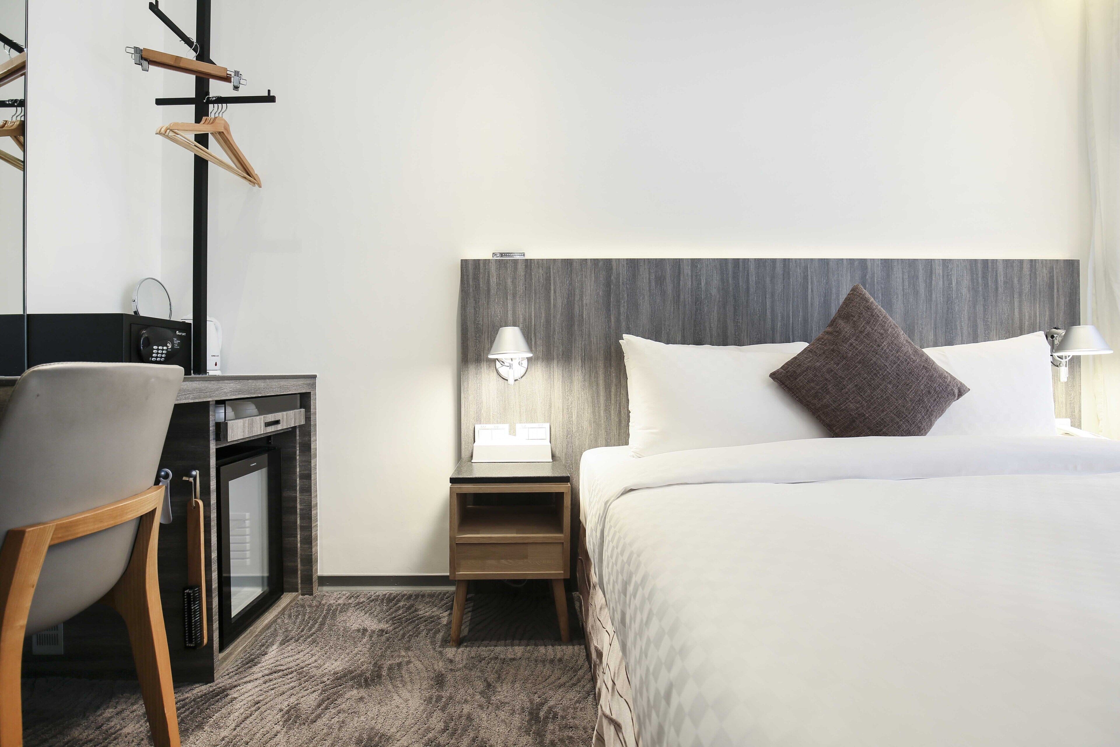 standard room, 1 double bed | free minibar, in-room safe, desk, laptop workspace