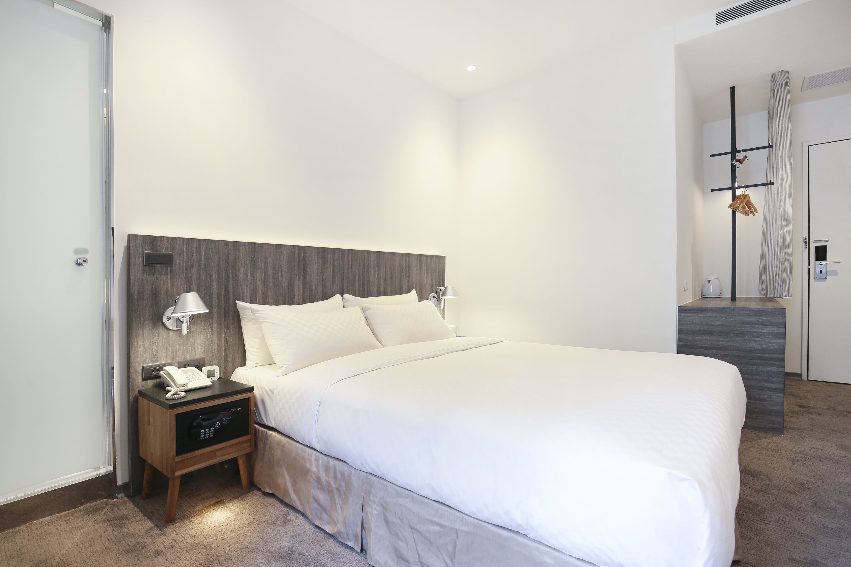 elite room, 1 double bed, balcony | free minibar, in-room safe, desk, laptop workspace