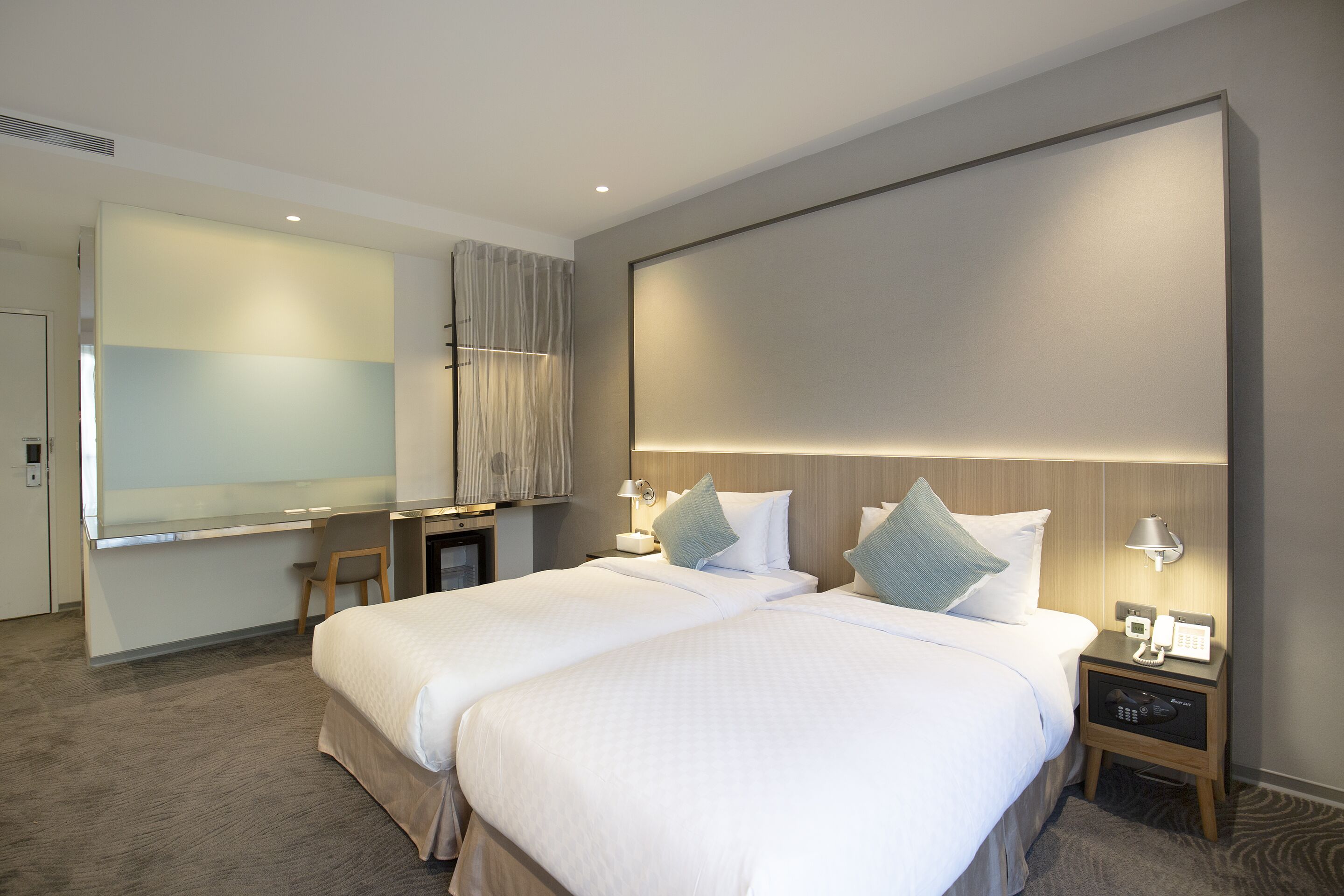 deluxe twin room, 2 single beds, balcony | free minibar, in-room safe, desk, laptop workspace