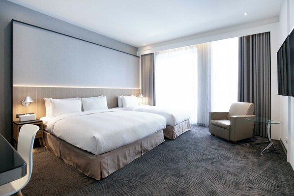 Kamar Triple Keluarga, balkon | Minibar gratis, brankas, meja kerja, dan ruang kerja ramah laptop