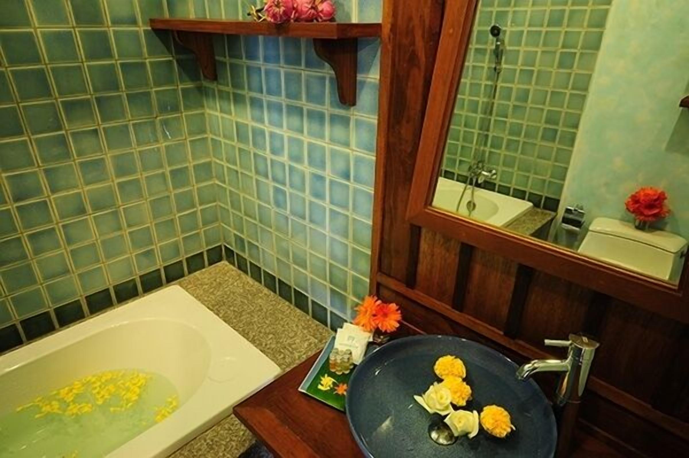 superior room | deep-soaking bathtub